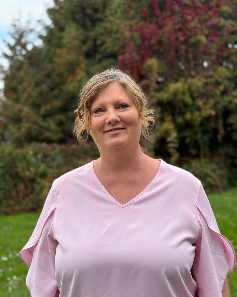 Linda Steinmann im Garten